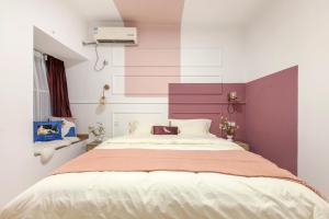 una camera con un grande letto con testiera viola di [Roader] Wuhan Jianghan District, Xinhua Road a Wuhan
