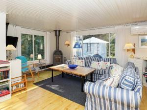 Sala de estar con 2 sofás y mesa en 8 person holiday home in L kken, en Lønstrup