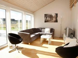 sala de estar con sofá y silla en 10 person holiday home in Brovst, en Brovst