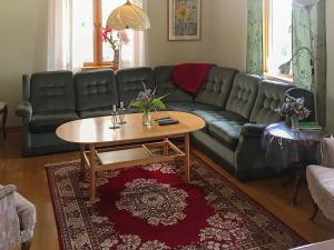 瓦拉的住宿－7 person holiday home in VARA，带沙发和咖啡桌的客厅