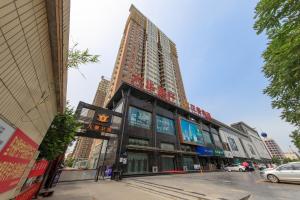 un edificio en una calle de la ciudad con edificios altos en Baoding Jingxiu·Beiguo Shopping Mall·, en Baoding