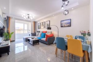 a living room with a couch and a table at Baoding Lianchi·Baoding East Station· in Baoding