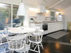 kuchnia i jadalnia ze stołem i krzesłami w obiekcie 6 person holiday home in lb k w mieście Ålbæk