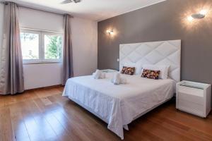 Een bed of bedden in een kamer bij Villa Amendoa