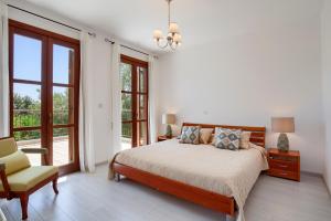 Postel nebo postele na pokoji v ubytování Aphrodite Hills Rentals - Superior Villas