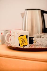 Příslušenství pro přípravu čaje a kávy v ubytování Sky Hostel + 32 fotografií
