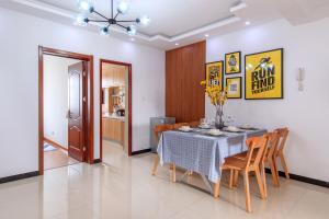a dining room with a table and chairs at Baoding Jingxiu·Beiguo Shopping Mall· in Baoding