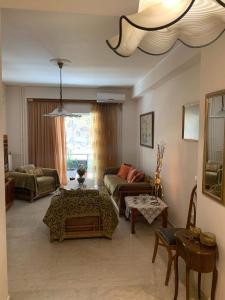 un salon avec un canapé et une table dans l'établissement Maria 's home, à Héraklion