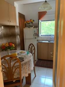 une petite cuisine avec une table et une table et des chaises dans l'établissement Maria 's home, à Héraklion