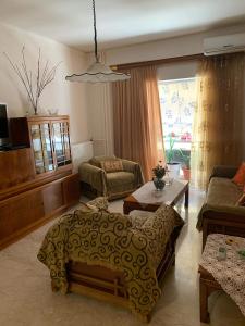 un salon avec un lit et un canapé dans l'établissement Maria 's home, à Héraklion