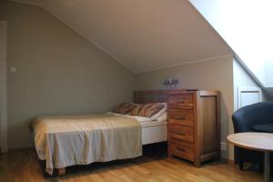 Dormitorio pequeño con cama y vestidor en Myrkdalen Resort- studio apartment, en Vossestrand