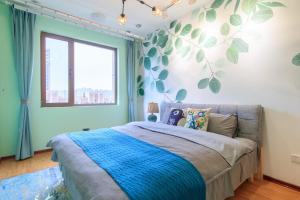 a bedroom with a bed with a blue blanket at Baoding Lianchi·North China Electric Power University· in Baoding