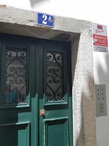 リスボンにあるmy lovely Alfama's studiosの緑の扉