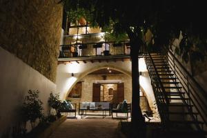 un patio con scala, tavolo e sedie di Serenity Boutique House a Vouni