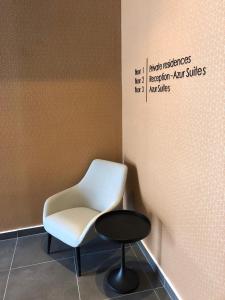 Ein Sitzbereich in der Unterkunft Azur Suites