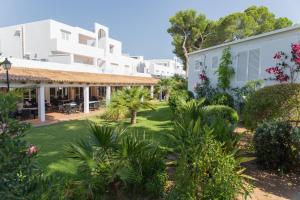 a view of the courtyard of the hotel at Hotel Club Es Talaial in Cala d´Or