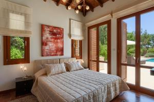 Postel nebo postele na pokoji v ubytování Aphrodite Hills Rentals - Superior Villas