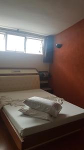 Sleep Suites客房内的一张或多张床位