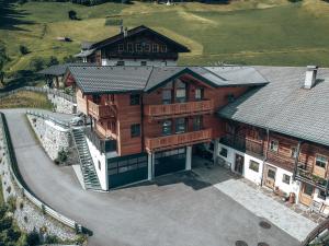 una vista aérea de una gran casa de madera en Appartment Helmblick en Sillian