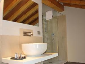 
a bathroom with a sink, toilet and bathtub at Parizzi Suites & Studio in Parma
