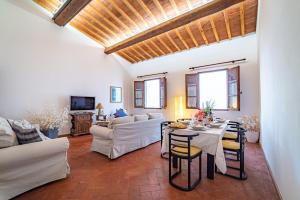 una sala de estar con una mesa y un sofá en Oltrarno Apartment, en Florencia