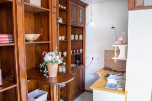 una cocina con una mesa con un jarrón de flores. en 8 Small and cozy Suite en Timisoara
