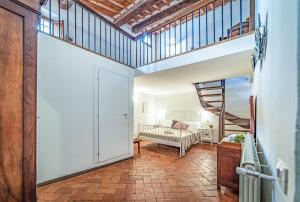 een kamer met een trap en een woonkamer bij Oltrarno Apartment in Florence