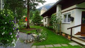 a garden in front of a house with flowers at Ferienhaus-Bungalow Heidi in Schöder