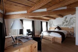 Hotel Crusch Alba Zernez 객실 침대