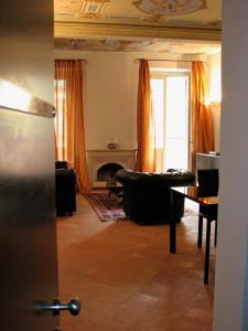 een woonkamer met een bank en een open haard bij Parizzi Suites & Restaurant in Parma