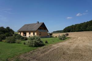 a house in the middle of a field next to a road at Ferienwohnung Penning in Oberfellendorf