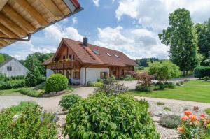 una imagen de una casa con jardín en Heumanns Blockhaeuser am Wald, en Pottenstein