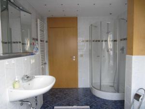 a bathroom with a sink and a shower at Ferienwohnung Küpfer in Gräfenberg