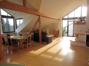 a living room with a table and a couch at Ferienwohnung Küpfer in Gräfenberg