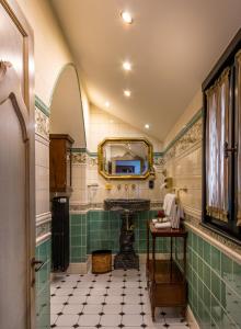 y baño con lavabo y espejo. en Burghotel auf Schönburg en Oberwesel