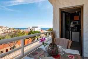 einen Balkon mit einem Tisch und Meerblick in der Unterkunft Apartamentos NataLis in Morro del Jable
