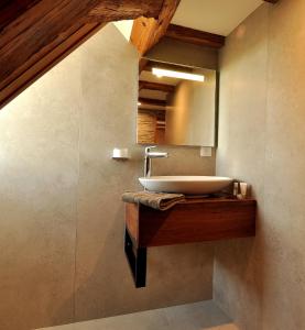 ein Badezimmer mit Waschbecken und Spiegel in der Unterkunft Maison d'Hôtes Les Jardins de Madeleine in Bernardvillé + 104 Fotos