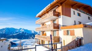 un hôtel au sommet d'une montagne dans la neige dans l'établissement Langley Hôtel Le Petit Prince, à L'Alpe-d'Huez
