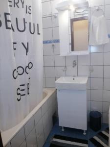 Koupelna v ubytování Yellow apartment, central Podgorica