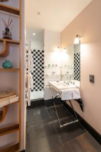 a bathroom with a sink and a mirror at 1er Etage Marais in Paris