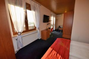 um quarto de hotel com uma cama e uma janela em Hotel-Restaurant Zur Mainlust em Maintal