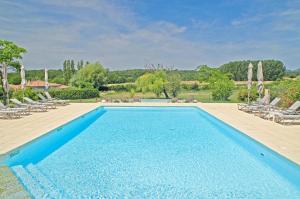 Bazen u ili blizu objekta Hôtel La Bastide d'Iris