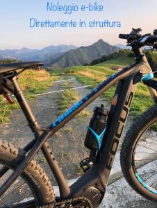 ein Fahrrad, das am Straßenrand geparkt ist in der Unterkunft DOSSENA Splendido Chalet di Montagna immerso nella natura in Madonna della Costa