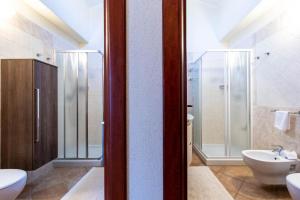un bagno con doccia, WC e lavandino di La Casa delle Conchiglie a Villasimius