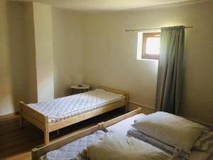 two twin beds in a room with a window at Elsa‘s Angelparadies in Dunafalva