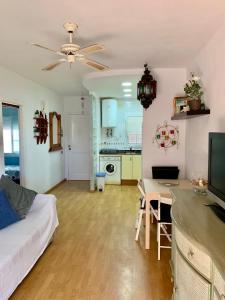 a living room with a bed and a dining table at Apartamento Altafulla in Altafulla