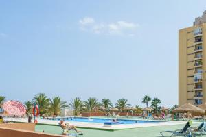 vista sulla piscina di un resort di MalagaSuite Fuengirola Beach a Fuengirola