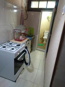 uma pequena cozinha com um fogão e um lavatório em 10 Amagleba House em Tbilisi