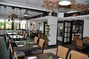 une salle à manger avec des tables et des chaises en bois dans l'établissement Steakhaus Büffel Hotel Restaurant, à Heimbach