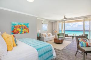 Cama ou camas em um quarto em Sea Breeze Beach House All Inclusive by Ocean Hotels